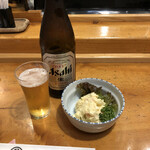 Sushi Tamura - ビア。お通しはポテサラ。