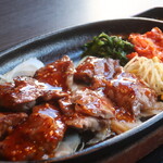 炭火焼肉 ホルモン 濱蔵 - カルビの鉄板焼