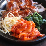 炭火焼肉 ホルモン 濱蔵 - もやしのナムル、白菜キムチ、ホウレン草のナムル