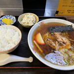 岡田屋 - うどん屋のラーメン（中華そば）にご飯に小鉢に沢庵付きのラーメン定食1050円。