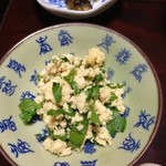 百姓屋敷 じろえむ - ④牛乳を沸騰した時に出るチーズの様な固形物と葉物和え