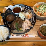 Sumibi Kitchen Odoribi - やわらか常陸牛ハンバーグ&つくば鶏のローストチキン（むね肉）…税込1000円