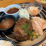 炭火KITCHEN おどり火 - やわらか常陸牛ハンバーグ&つくば鶏のローストチキン（むね肉）…税込1000円