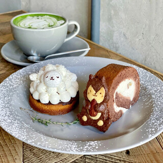COCOCHI CAFE - メリーさんのチョコバナナタルト、リスと木の実のロールケーキ、抹茶ラテ