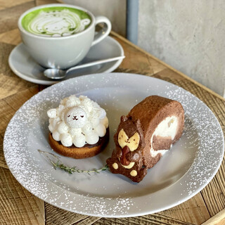 COCOCHI CAFE - メリーさんのチョコバナナタルト、リスと木の実のロールケーキ、抹茶ラテ