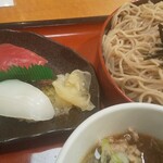 和風レストランまるまつ - 料理写真:肉つけ蕎麦とマグロとイカのお寿司！(別々オーダー)
