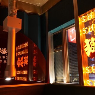 奥のテーブル席は、8〜10名様でご利用頂けます。
