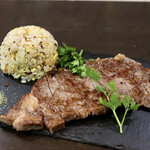 ルッカ - サーロインステーキとガーリックチャーハン