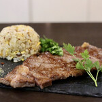 ルッカ - サーロインステーキとガーリックチャーハン