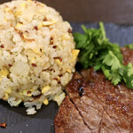 ルッカ - サーロインステーキとガーリックチャーハン