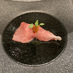 Shibuya Teppanyaki Okanoue - 肉寿司　溶けますね
