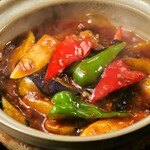 Stir-fried eggplant with yuishan and stew in a clay pot
