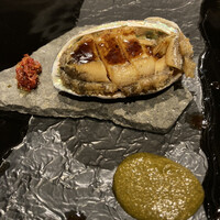 渋谷鉄板焼きOKANOUE - 鮑　醤油とバターの香りがなんとも
                      柔らかくて磯の香りも良いです
                      絶品肝のソースに和えて食べます