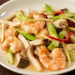 Stir-fried shrimp and yellow chives with a refreshing salty flavor
