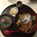 ミタケ・オアシン - 温玉の乗った鳥手羽丼。骨まで煮込んである。ピリ辛で旨し。