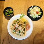 タイ酒場 サラパオ - パッタイランチ ９３０円 スープ・サラダ付き