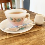 Yuna cafe - ホットのミルクティーはファイヤーキングのボニーブルーのカップ&ソーサーで提供