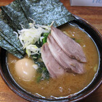 横浜家系 侍 - ラーメン（680円）＋6・3・タマゴ（200円）