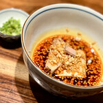 TexturA - イチリンハナレのよだれ鶏。〜これは東京チャイニーズ一凛の頃からの定番料理。蒸し鶏とやみつきになるほどのスープが旨辛。そのスープを残して更に三段活用して、旨辛スープを最後まで食べ尽くす。