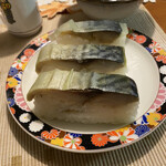 Santoku Santarou - 手間2切れ極上　奥が並の鯖寿司