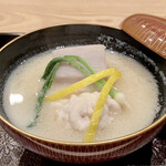 茜坂大沼 - 鱈の白子の白味噌仕立て
      蓋を開けると柚子と白味噌が良い香りです。
      大きな白子がとろけます！
      海老芋が美味しい、白味噌の甘みが野菜にはぴったりです。