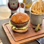 BLT STEAK GINZA - プライムビーフバーガー、フレンチフライ付き