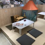 AROUND TABLE - 広めの小上がり席で、小さいお子様連れでも安心広々ご利用いただけます◎席の連結も可能です。