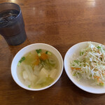 タイ料理トムヤムくん - サラダは小さい、スープは具沢山で美味しい。