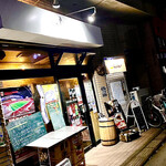 Tachinomi Urawa Baru Shuran - 外観➡︎入ると長めの大きな立ち飲みカウンターが、
