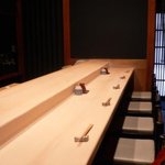 鮨処 つく田 - 白木のカウンター　良いですね～