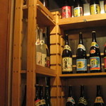 海遊月 - お店に飾られた焼酎のかずかず