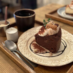 SOROR - 【ケーキセット@税込1,200円】[左奥]ホットコーヒー│[右手前]マロンクリームのラムレーズンガトーショコラ