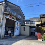 鼓太夫 - 左がお兄さんが営む鼓太夫さん、右が弟さんが営む傳七すしさん。