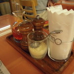 TRATTORIA PRIMO - 唐辛子入りオリーブオイルもあり(^.^)