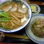 Totsugeki Ramen - ラーメンと半炒飯　850円