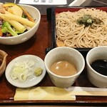 Kazoku tei - そばと野菜サラダの和みセット 2種のつけつゆ付き＊ざるだし＊胡麻(くるみ味噌だし)¥980