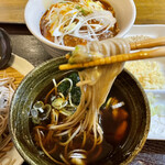 梟小路 - 「 あさりと生のりのつけ蕎麦 」
            つけ汁がトロっと餡掛けになっている。