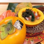 肉屋 田中 - 1.　高級柿「天下富舞」を器に、車エビをなます仕立てに、キャビアのせ。