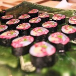 肉屋 田中 - お肉の昆布締め、明石の鯛、2年熟成からすみを太巻にして。