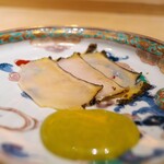 肉屋 田中 - アワビを酒蒸ししながら炙り、肝ソースで。コリコリ感に炙りの香りが相まって。