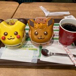 Misuta Donatsu - ピカチュウドーナツとイーブイドーナツとコーヒー