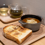 Saryo Bakery  - Baked Cheese Curry & Garlic Toast