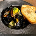 SALVATORE CUOMO & BAR - ムール貝の白ワイン蒸し(バゲット添え)