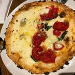 SALVATORE CUOMO & BAR - 世界大会受賞PIZZA”D・O・C“と 4種チーズのクワトロフォルマッジ　 BIOのハチミツ添え