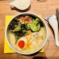 蔭山樓 表参道店 - 名物鶏白湯塩そば　1,200円(1,320円)