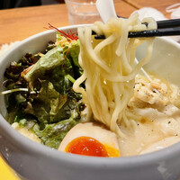蔭山樓 表参道店 - 名物鶏白湯塩そば　1,200円(1,320円)
