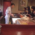 日本橋さとう - 木箱にネタが入っている。