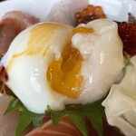 Hamanoban Yasakanaryouri Hamayuri - 海鮮ユッケ丼の温泉卵