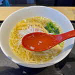 超純水採麺 天国屋 - 正に出汁感そのもののスープで、シークワーサーも塩も最低限ギリギリまで絞っています。