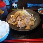 お食事居酒屋 紅龍 - 日替わり定食680円。この日は生姜焼き。